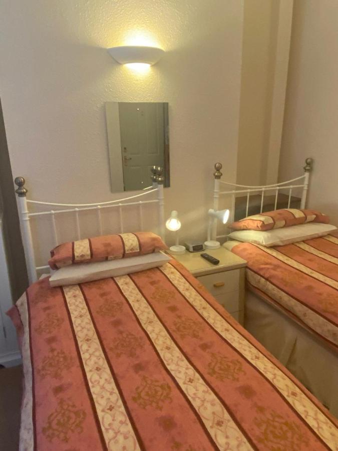 Landguard Lodge Guest House Shipley  Стая снимка