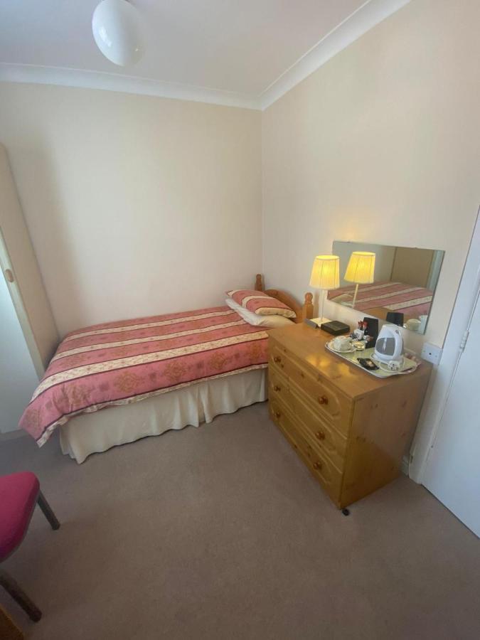 Landguard Lodge Guest House Shipley  Стая снимка
