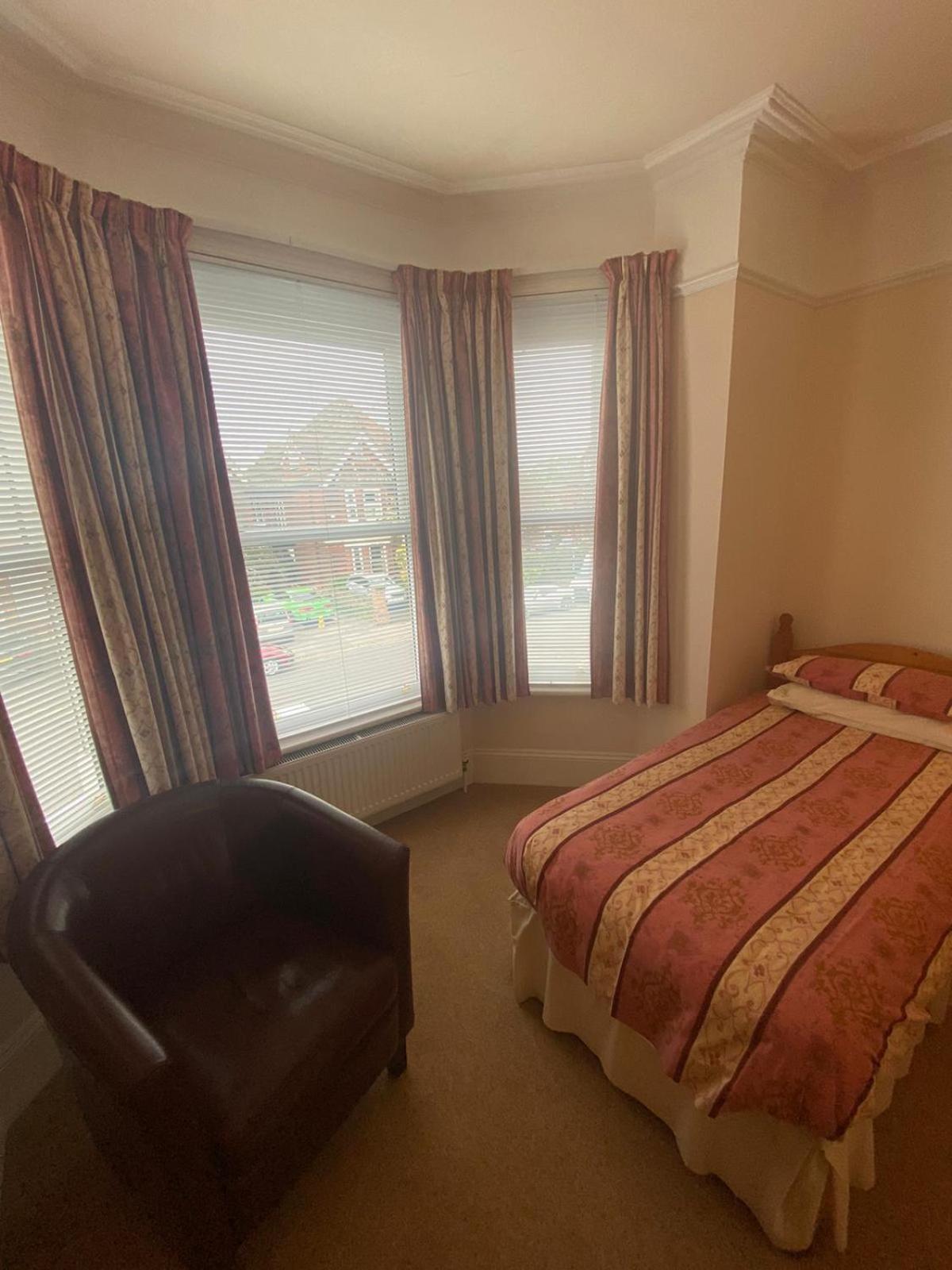 Landguard Lodge Guest House Shipley  Екстериор снимка