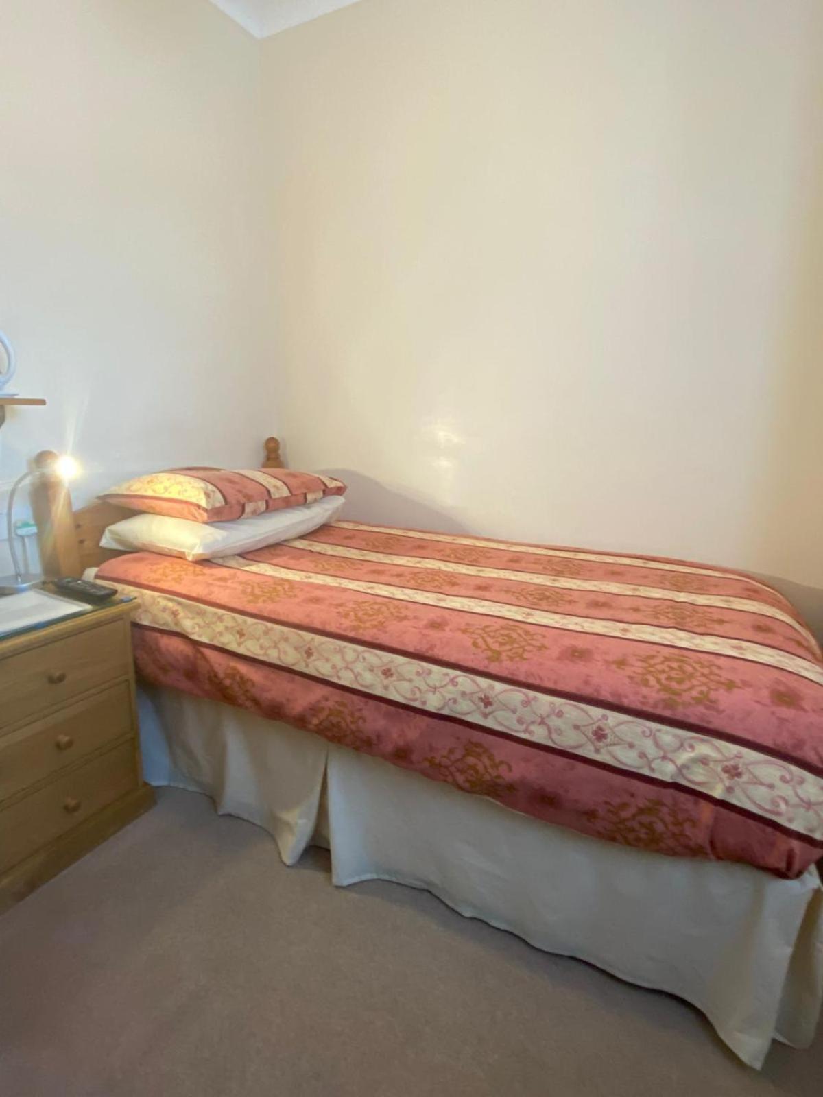Landguard Lodge Guest House Shipley  Стая снимка