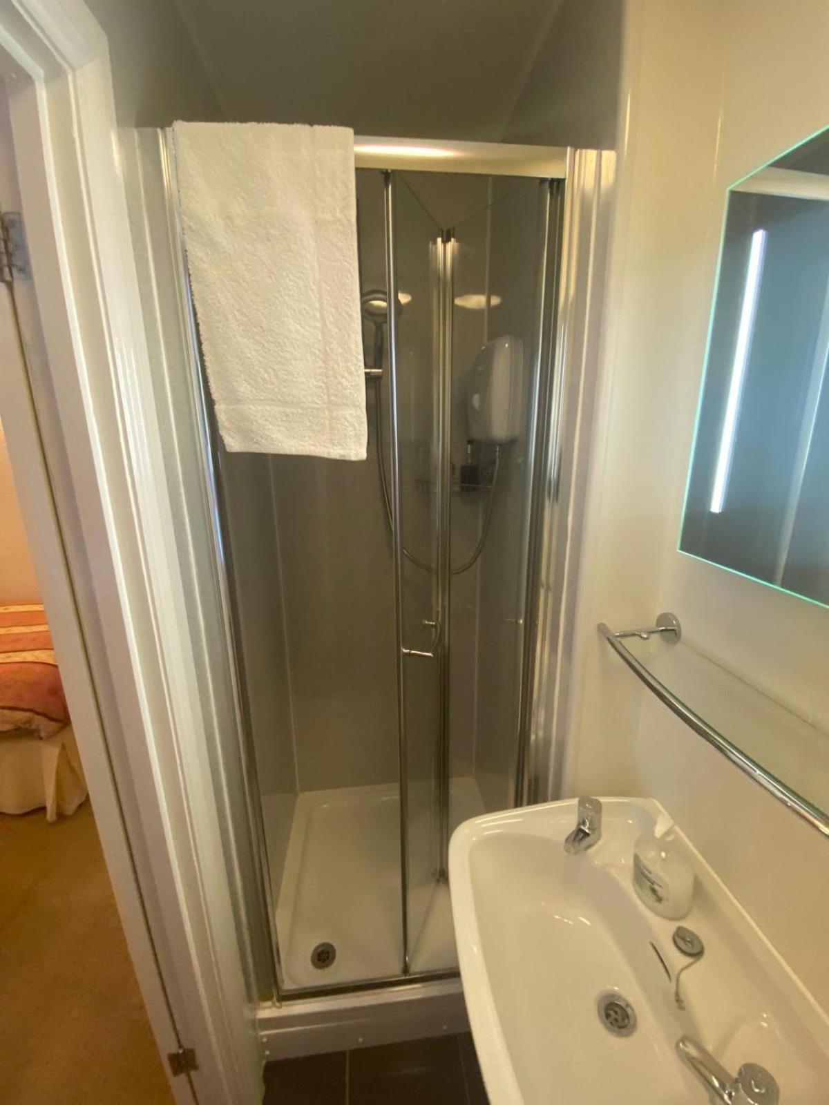 Landguard Lodge Guest House Shipley  Стая снимка