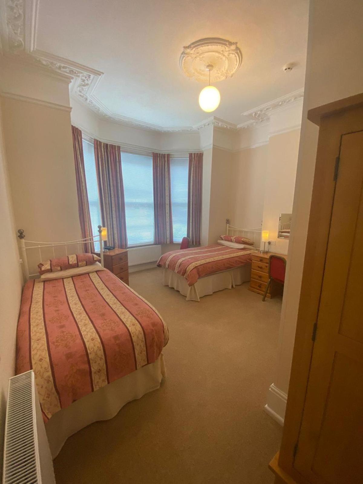 Landguard Lodge Guest House Shipley  Стая снимка