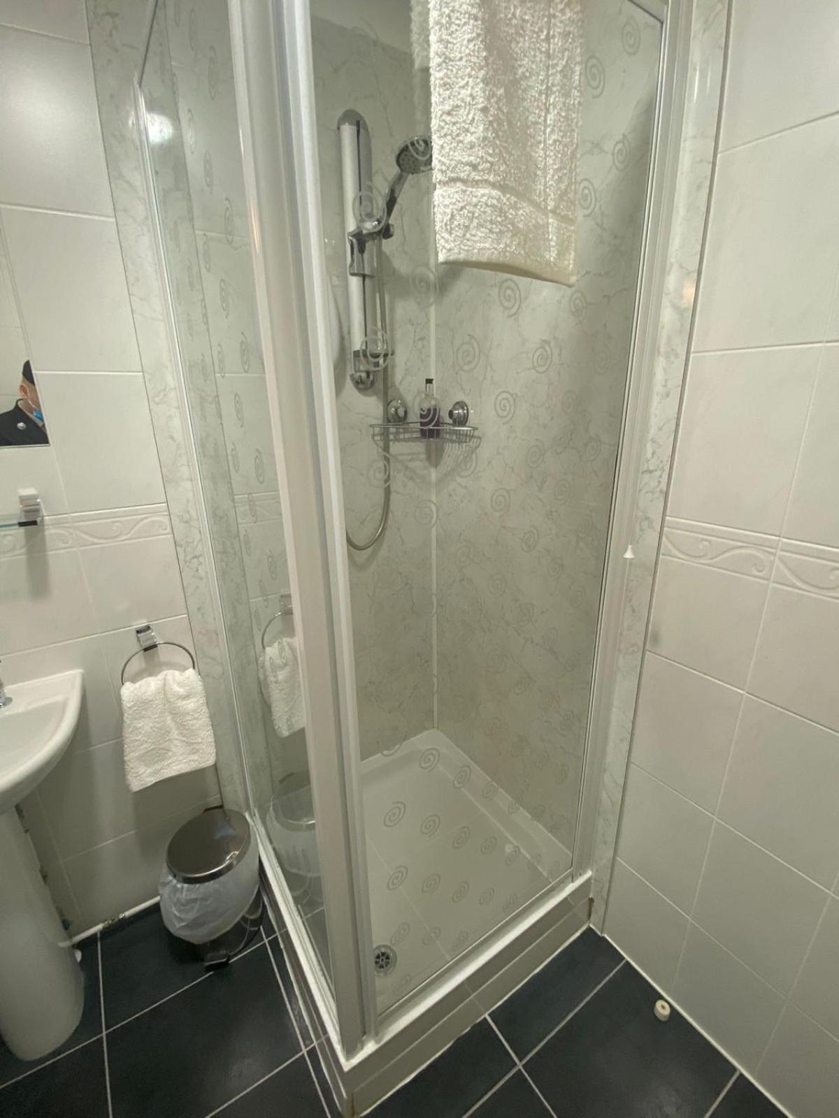 Landguard Lodge Guest House Shipley  Стая снимка
