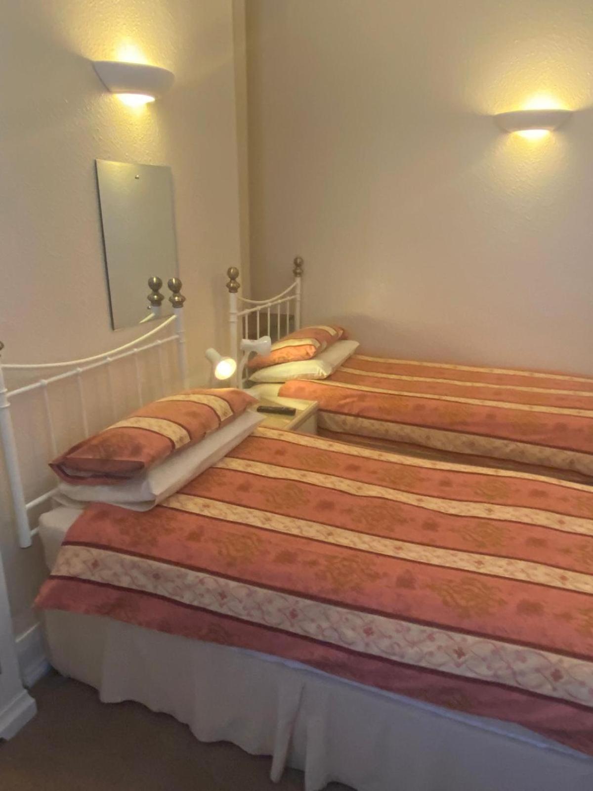 Landguard Lodge Guest House Shipley  Стая снимка