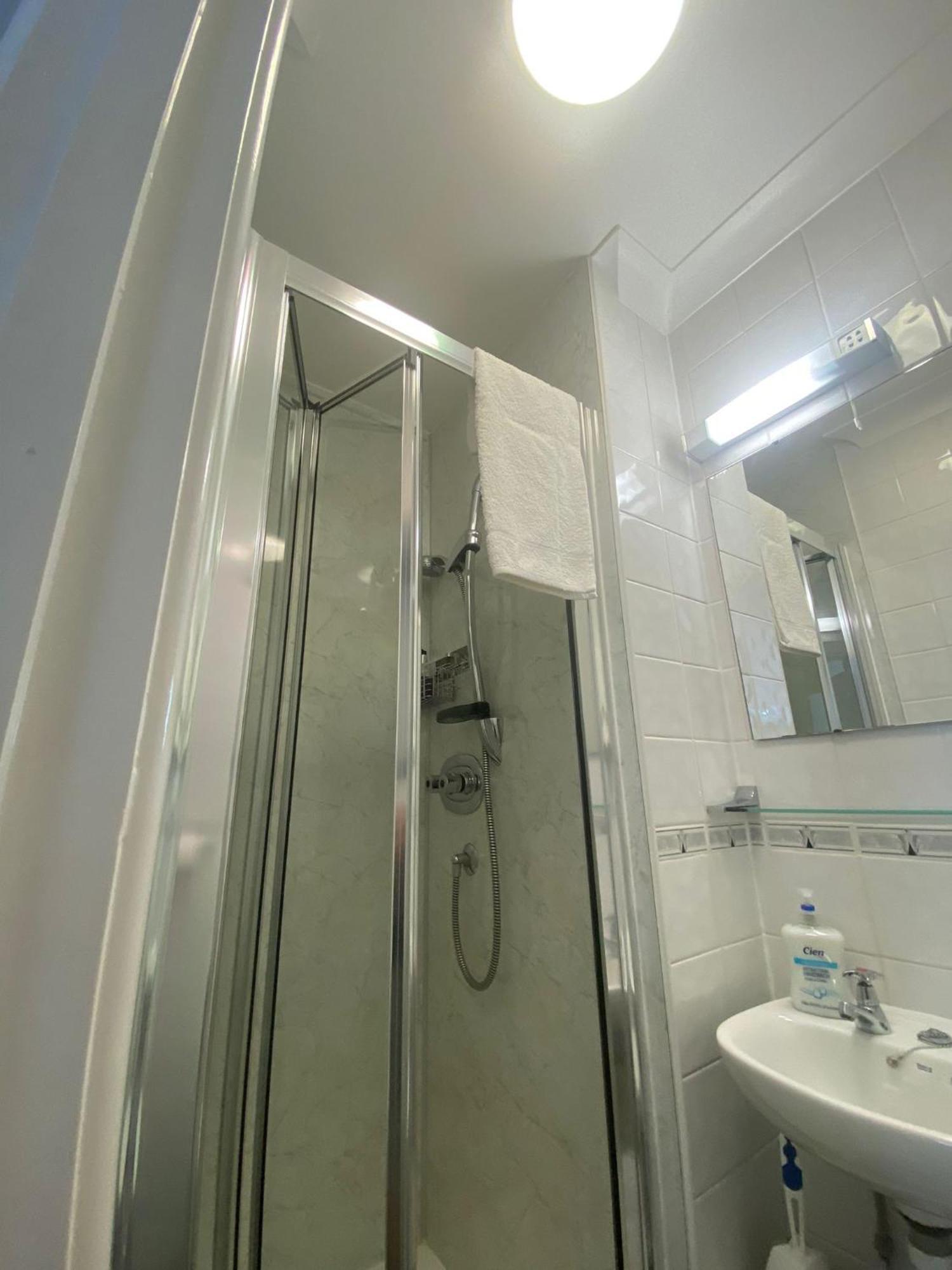 Landguard Lodge Guest House Shipley  Стая снимка