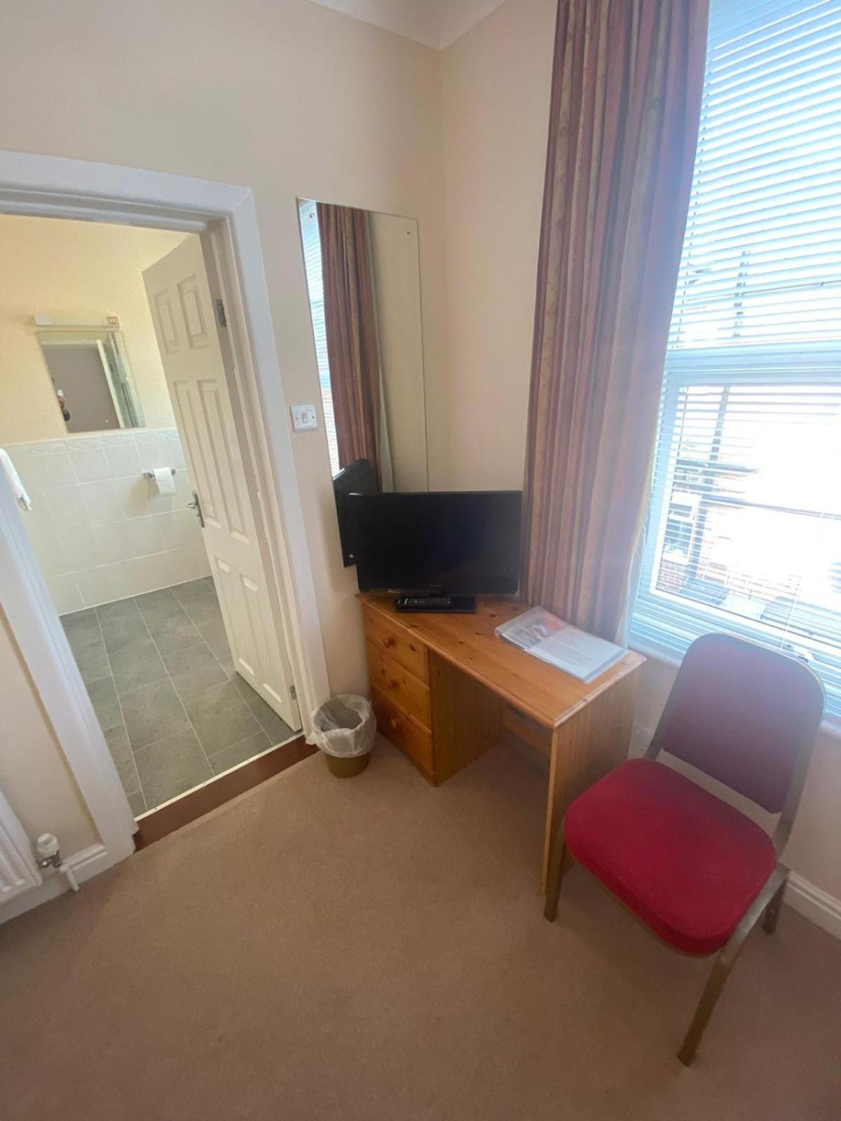 Landguard Lodge Guest House Shipley  Стая снимка