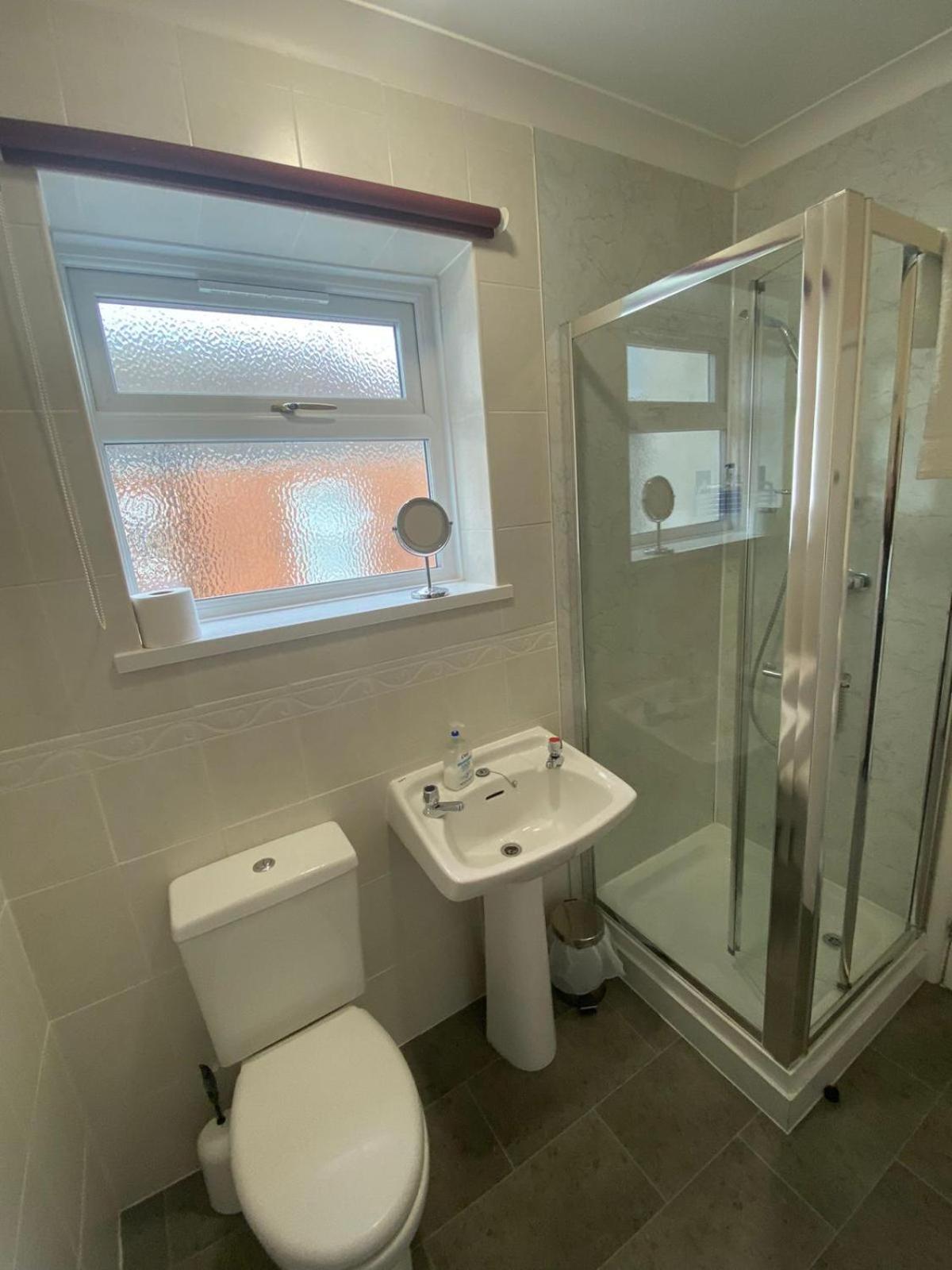 Landguard Lodge Guest House Shipley  Стая снимка